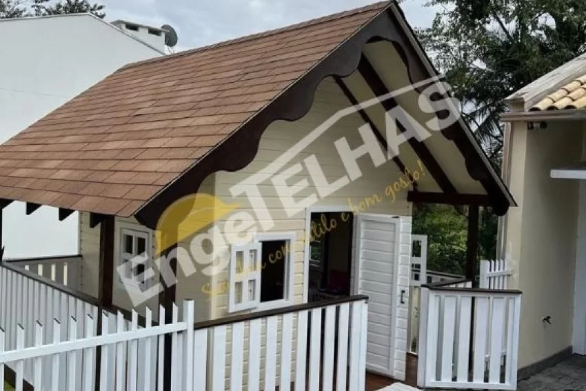 Casa de bonecas e telhas shingle, combinação perfeita
